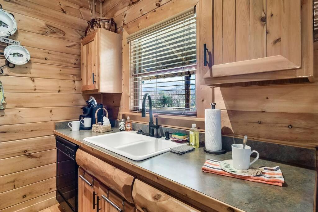 Villa Spectacular Mtns Views With Private Hot Tub With Pool Table And Private Pond Sevierville Exterior foto